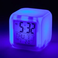 Réveil cube LED multicolore à piles 7,8x7,8x7,8cm*Gifi Sale