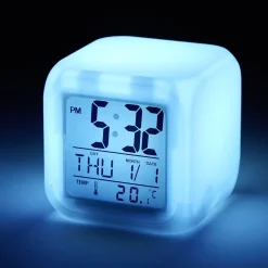 Réveil cube LED multicolore à piles 7,8x7,8x7,8cm*Gifi Sale